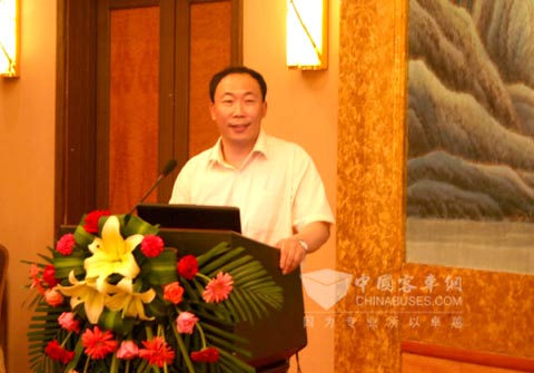 北汽福田欧V新能源客车营销公司总经理于崇先生做企业和产品介绍