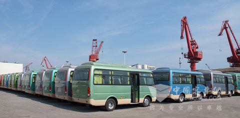 港口待发的宇通客车