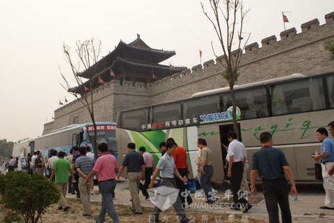 中通客车携手知名企业家“齐鲁行”之中通纯电动承载海内外知名企业家