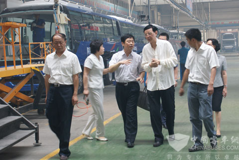 中通客车携手知名企业家“齐鲁行”之参观中通高档车间