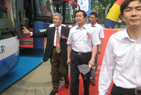 江苏省政府副省长史和平参观常隆客车展台,并听取企业领导的介绍