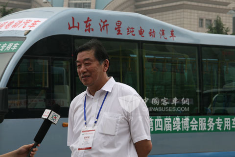 北京科技大学余达太教授接受记者采访