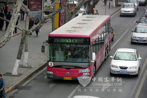 运行在各地的恒通客车