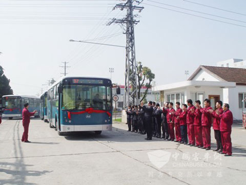安凯客车远嫁阿布扎比,公司员工列队欢送