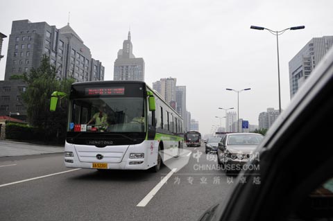 行驶中的恒通新能源客车