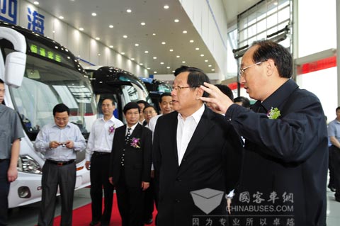 恒通客车执行董事邓平向科技部部长万钢介绍恒通新能源客车研发过程