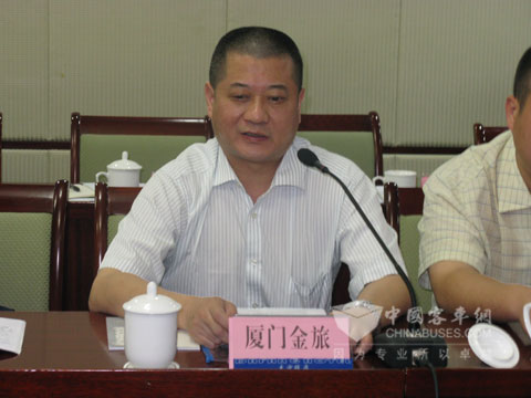 厦门金龙旅行车有限公司销售总监叶宇亮代表获奖企业发言