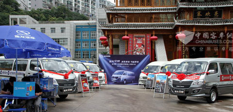 大金龙轻客走进贵州苗寨