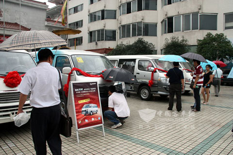 金龙金威成都上市　热情客户雨中赏车