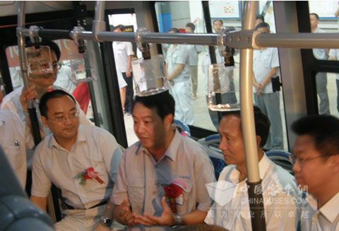 齐鲁客车首批新能源客车成功下线