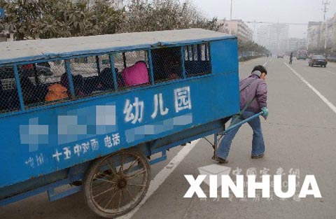 部分地方租的人力车充当校车