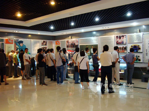 百余位参会代表参观曙光汽车 集团企业文化展示中心