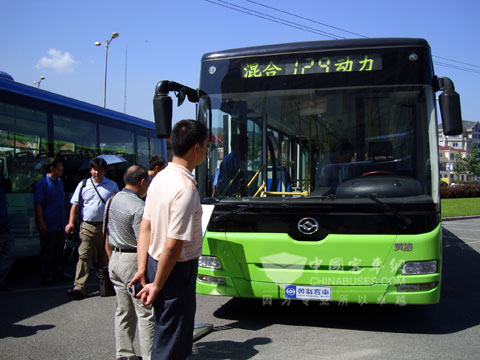 与会嘉宾领导参观黄海客车新能源产品