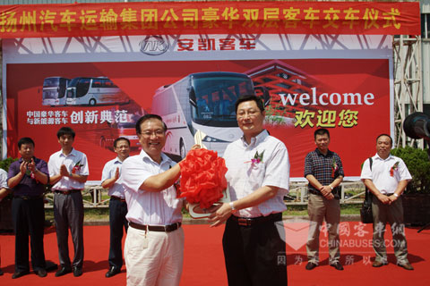 安凯客车董事长王江安向扬州汽运总经理时雨交接车钥匙