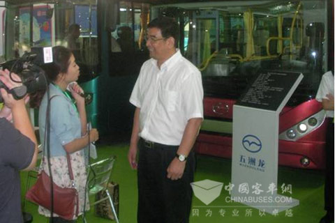 五洲龙新能源客车亮相节博会为深圳成立30周年献礼
