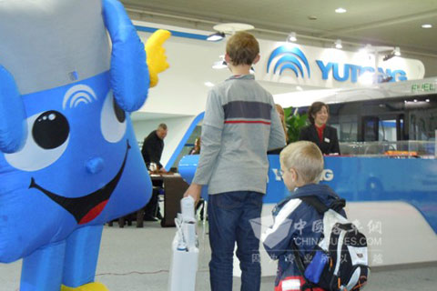 宇通展台融入了绿色环保的主要元素