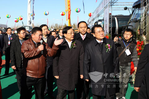 曙光汽车集团总裁李海阳为省长 陈政高介绍参展车型