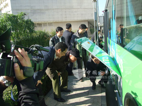 安凯技术人员向专家介绍新能源车