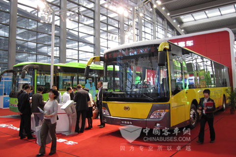 人头攒动的安凯客车展台