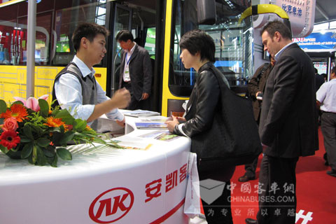 客户在安凯展台咨询