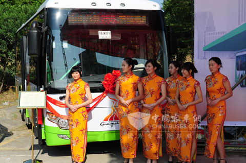 女孩们在车前的微笑和阳光一样温暖