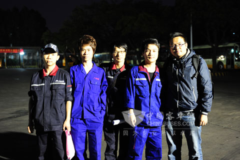 夜幕降临，告别时记者与仍在