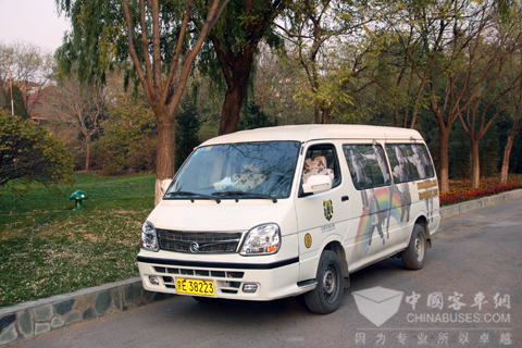 形态优美的金旅海狮校车