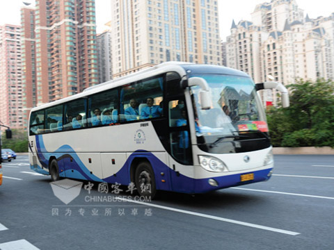 载满各国裁判员的宇通客车正驶向开幕式现场