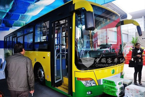 金属燃料新能源客车亮相昆明车展