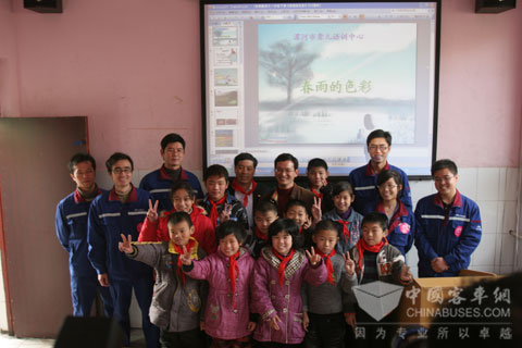 “爱心宇通”为世界英雄教师圆梦