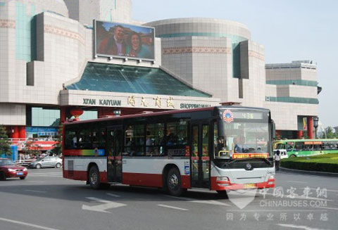 运行在西安街头的黄海客车