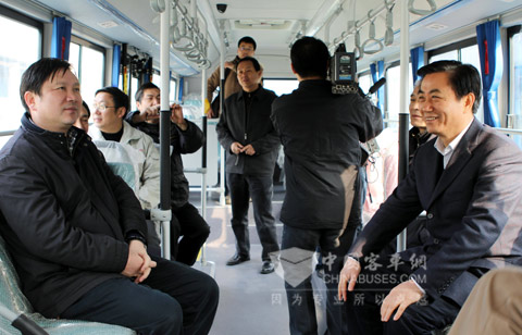 参加交车仪式的嘉宾试乘东风天翼纯电动客车