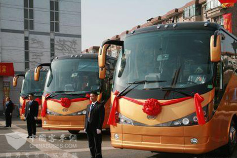 整装待发的安凯豪华旅游客车