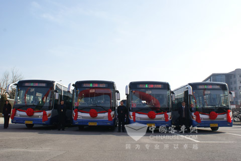 中通为泰安打造的新能源公交整装待发