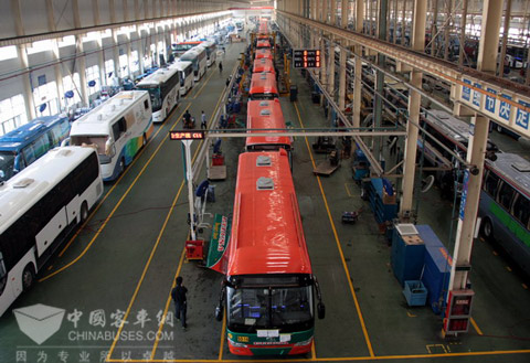 新春开工第一天，一批出口车辆正在生产线上流转