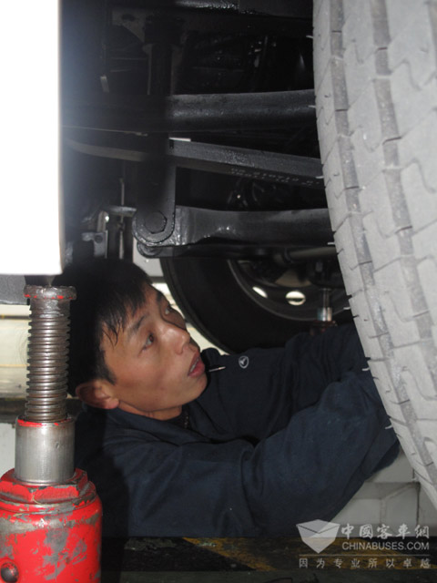 大金龙工人在厦门为西安客户拆除急需的备件