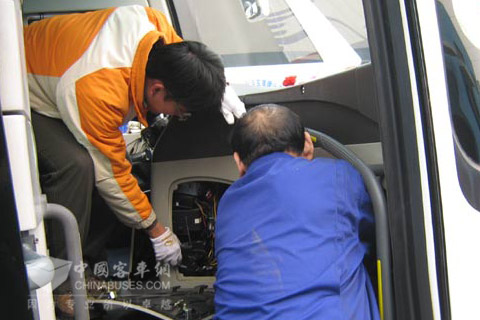 大金龙售后服务团队在精心检测两会服务车辆