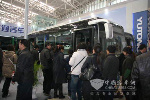 参展观众排队观看宇通“最轻公交”