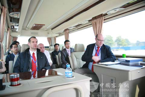 评委们正在试乘试驾安凯豪华商务车