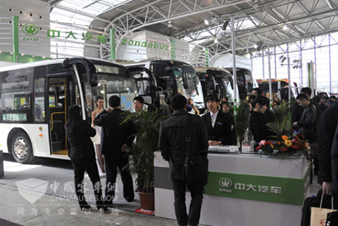 中大汽车展台前人头攒动