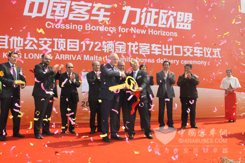 金龙客车董事谢思瑜向马耳他公司总经理交接金钥匙