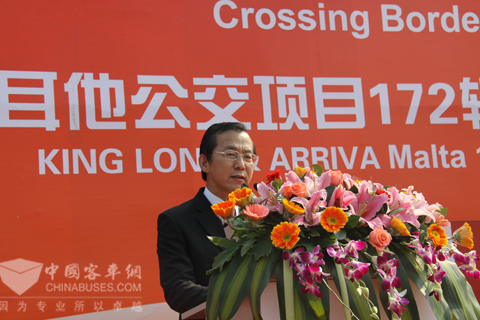 金龙客车总经理郭仁祥在交车仪式致词