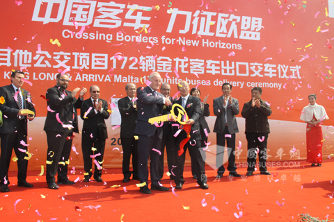 金龙客车董事谢思瑜向马耳他公司总经理交接金钥匙