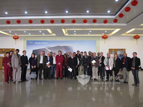 欧洲媒体团与安凯合影留念