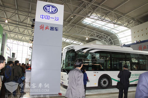  一汽客车上海客车展展台人流涌动