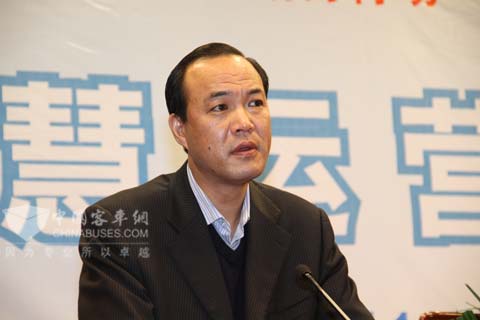 输(集团)有限公司董事长简书刚在大讲堂上发言