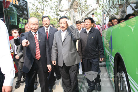 万钢部长来皖视察安凯纯电动公交车