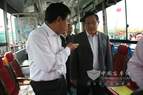 万钢部长认真询问安凯纯电动公交车运营情况