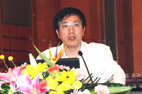 福田欧V新能源客车公司副总经理刘国强介绍产品