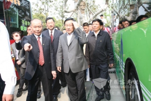 万钢部长来皖视察安凯纯电动公交车